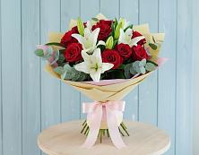 Букет цветов из:  Лилии и Розы в Рошале