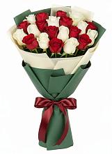 Букет Микс из красных и белых роз в Рошале