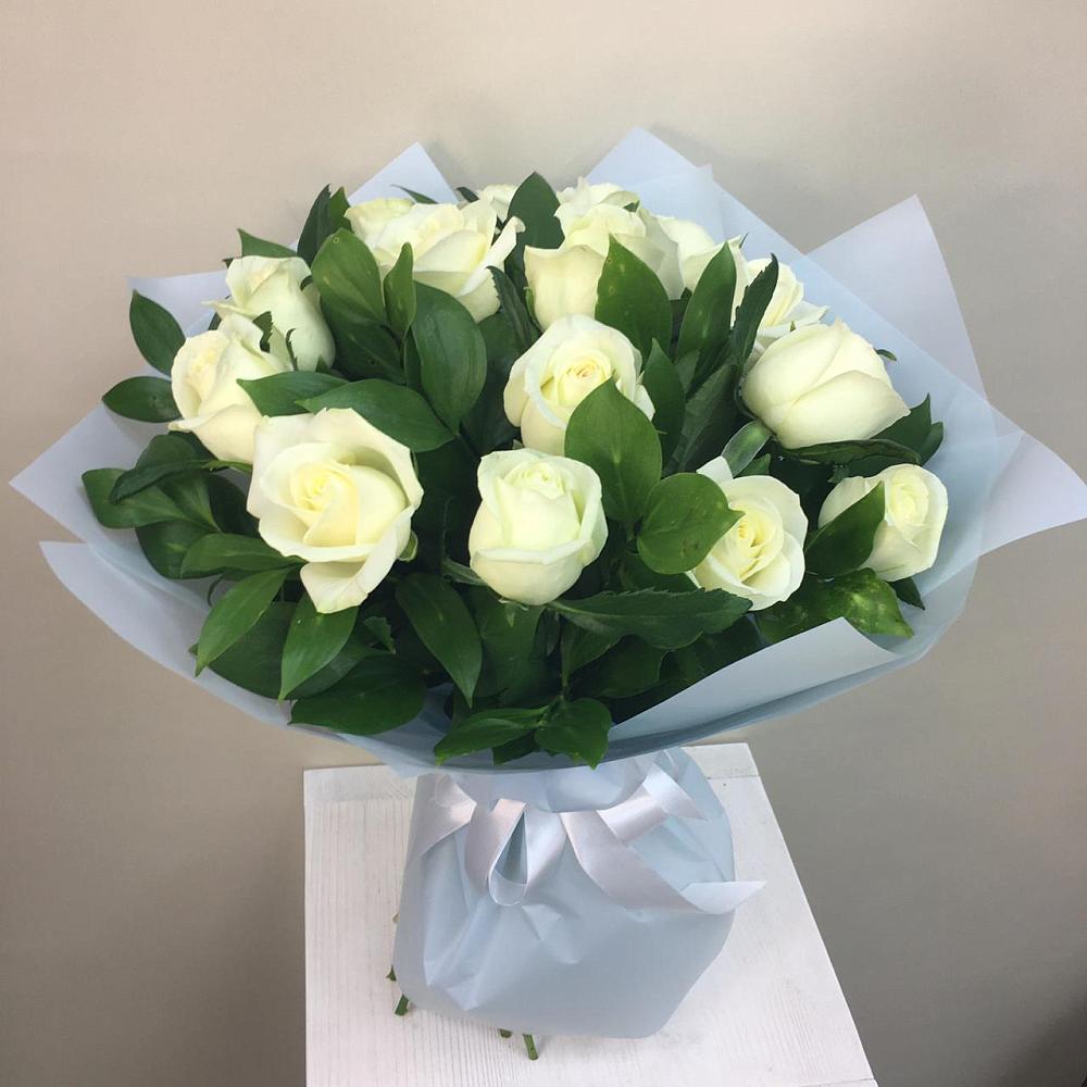 Букет 15 Белых роз Проуд в Рошале