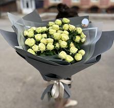 Букет Белые кустовые розы Солинеро в Рошале