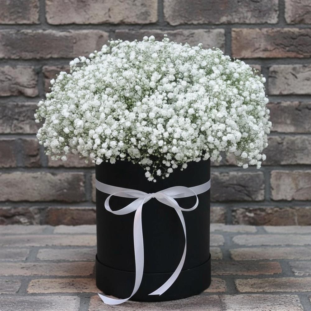 Цветочная композиция из Гипсофила в шляпной коробке в Рошале