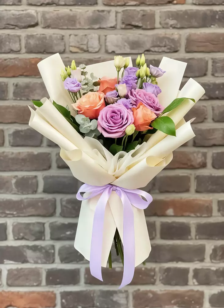 Букет цветов из: Лизиантусы и Розы в Рошале