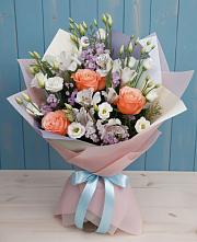 Букет цветов из:  Лизиантусы, Розы, Альстромерии и Гипсофила в Рошале