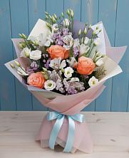 Букет цветов из:  Лизиантусы, Розы, Альстромерии и Гипсофила в Рошале