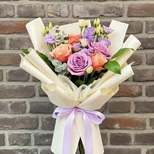 Букет цветов из:  Лизиантусы и Розы в Рошале