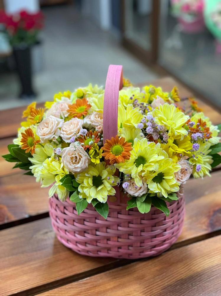 Цветочная композиция из Хризантемы и Розы в корзине в Рошале