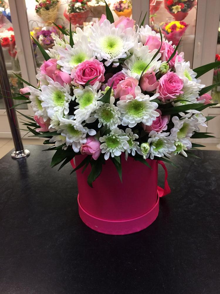 Цветочная композиция из Розы и Хризантемы в шляпной коробке в Рошале