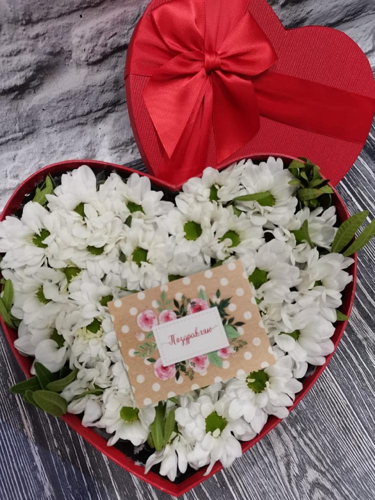 Цветочная композиция из Хризантемы в виде сердца в Рошале