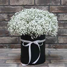 Цветочная композиция из Гипсофила в шляпной коробке в Рошале
