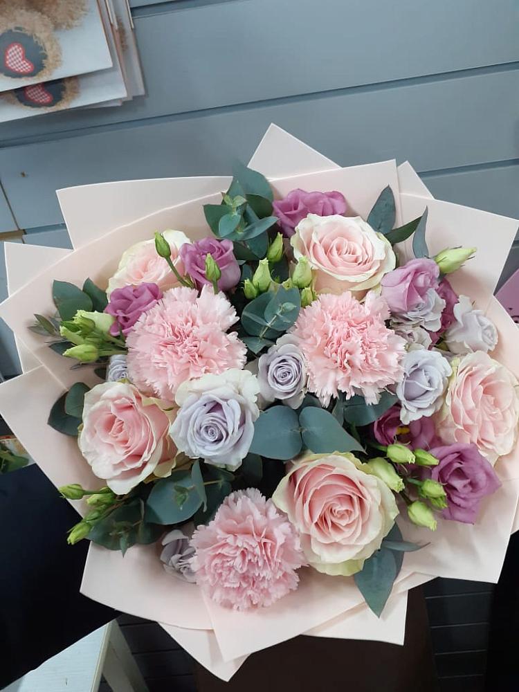 Букет цветов из: Розы, Гвоздики и Лизиантусы в Рошале