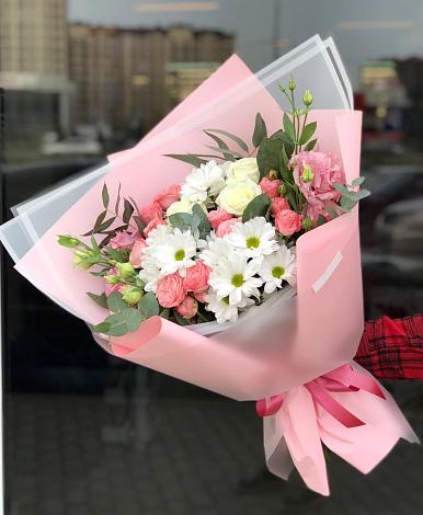 Букет цветов из: Розы, Лизиантусы и Хризантемы в Рошале